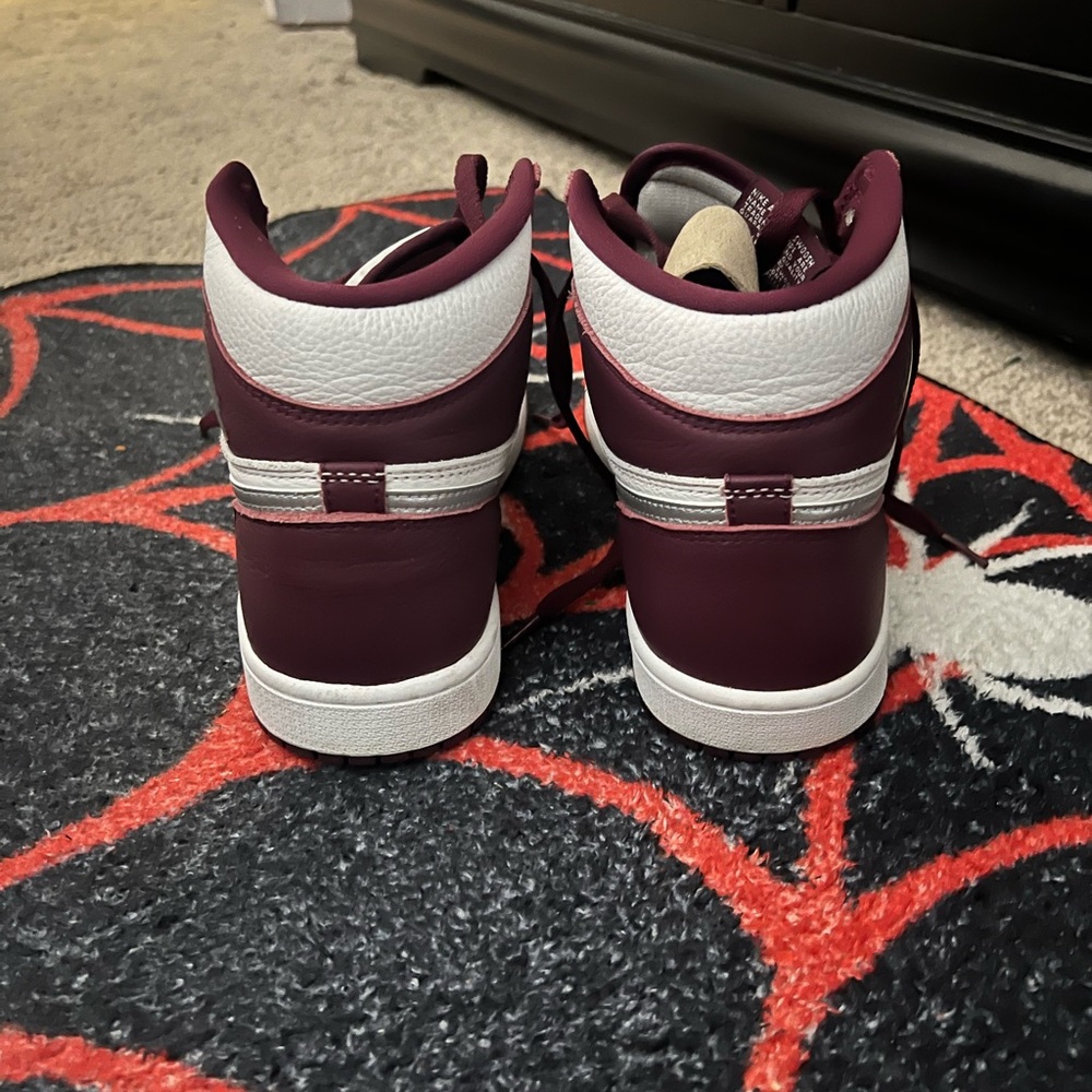 Air Jordan 1 Retro High OG Bordeaux - Picture 4 of 6